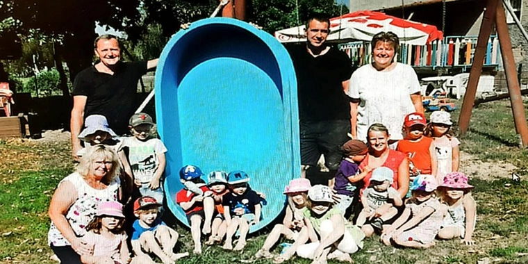 Team Schwimmbadtechnik Wolfram in einer Gruppe von Kindern